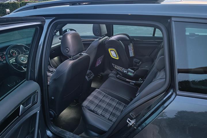 Grå VW Golf VII fra 2016