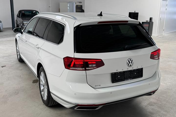 Hvid VW Passat fra 2020