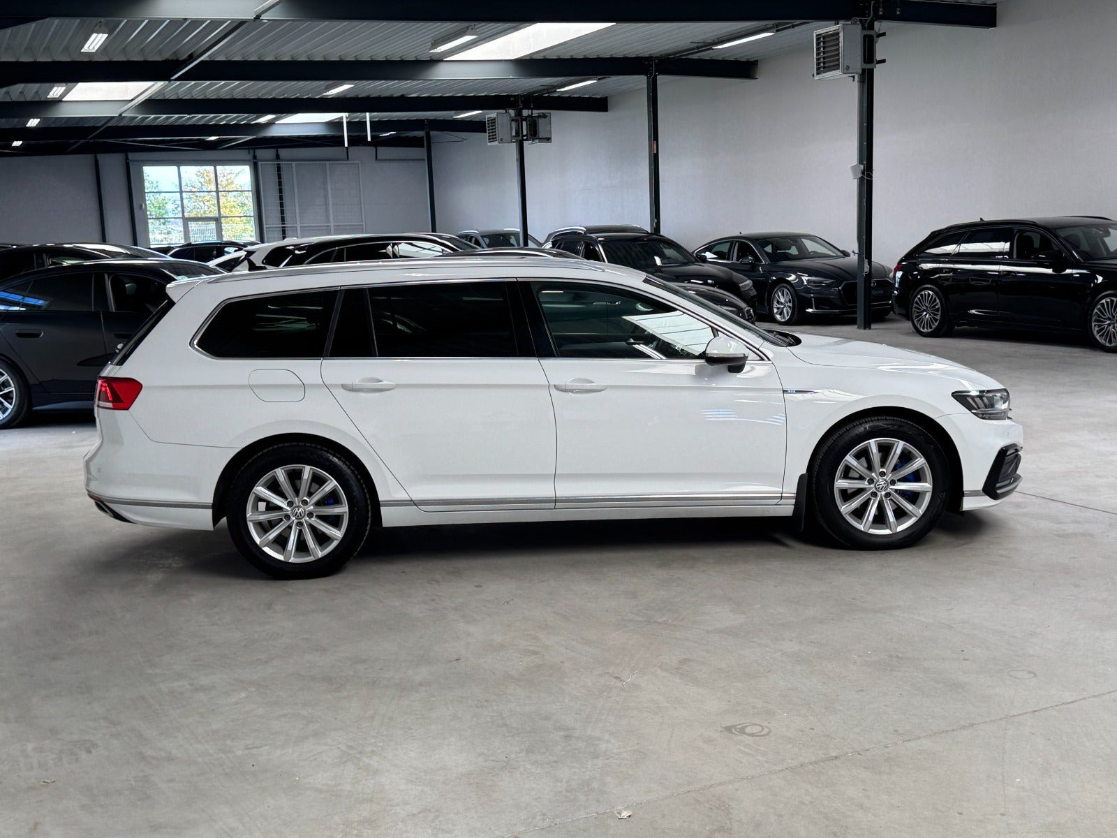 Hvid VW Passat fra 2020