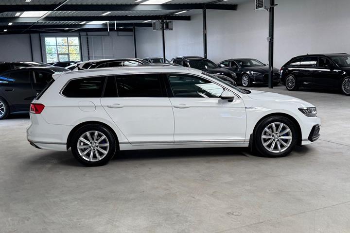 Hvid VW Passat fra 2020