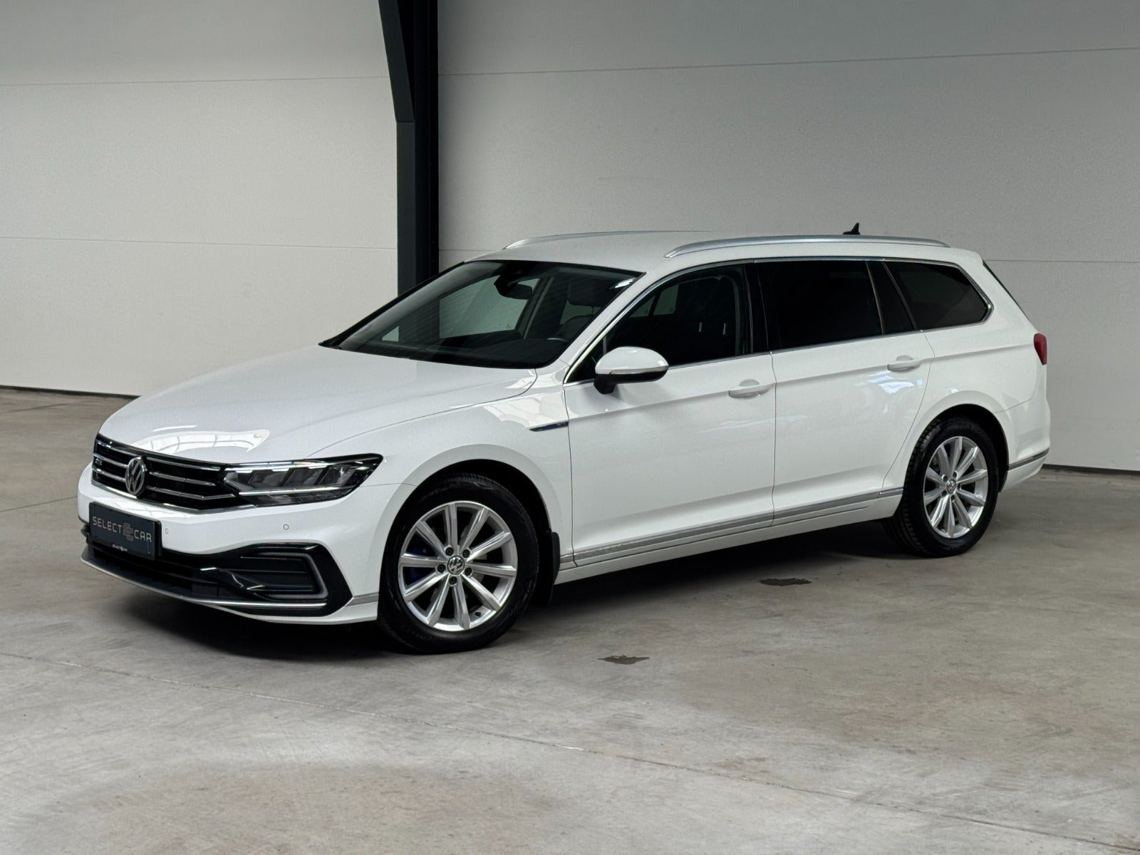 Hvid VW Passat fra 2020