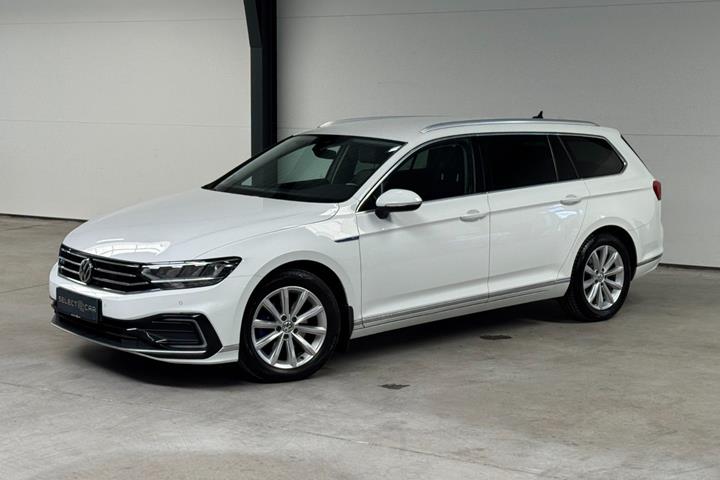 Hvid VW Passat fra 2020