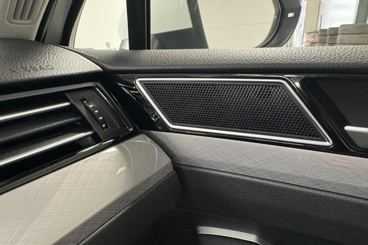 Hvid VW Passat fra 2020