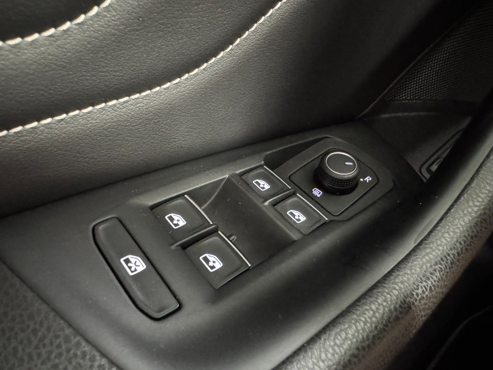 Hvid VW Passat fra 2020