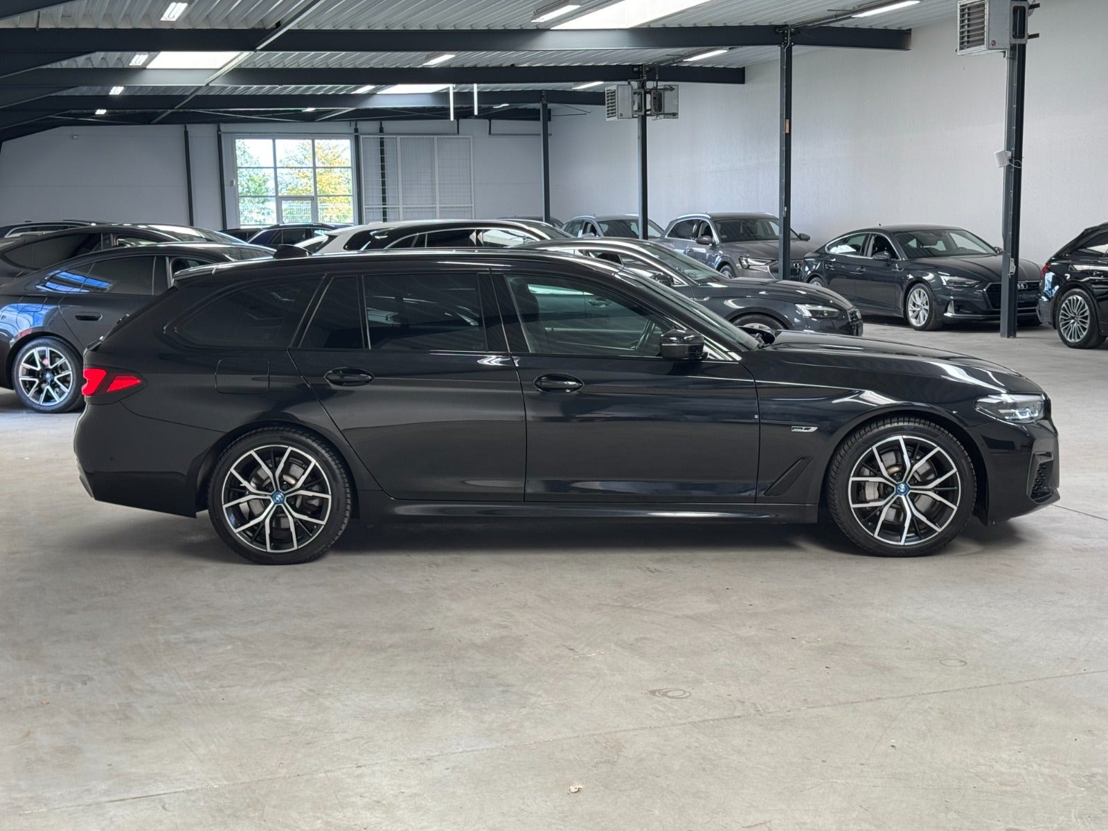 Sort BMW 530e fra 2022