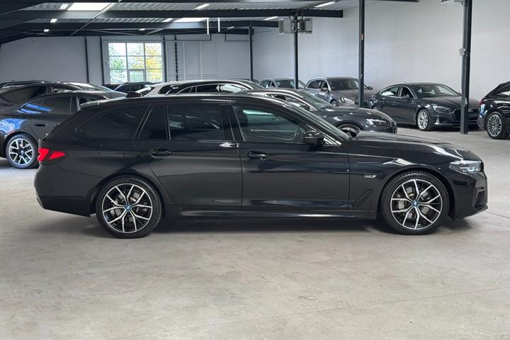 Sort BMW 530e fra 2022