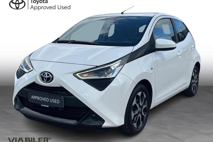 Hvid Toyota Aygo fra 2018 set udefra