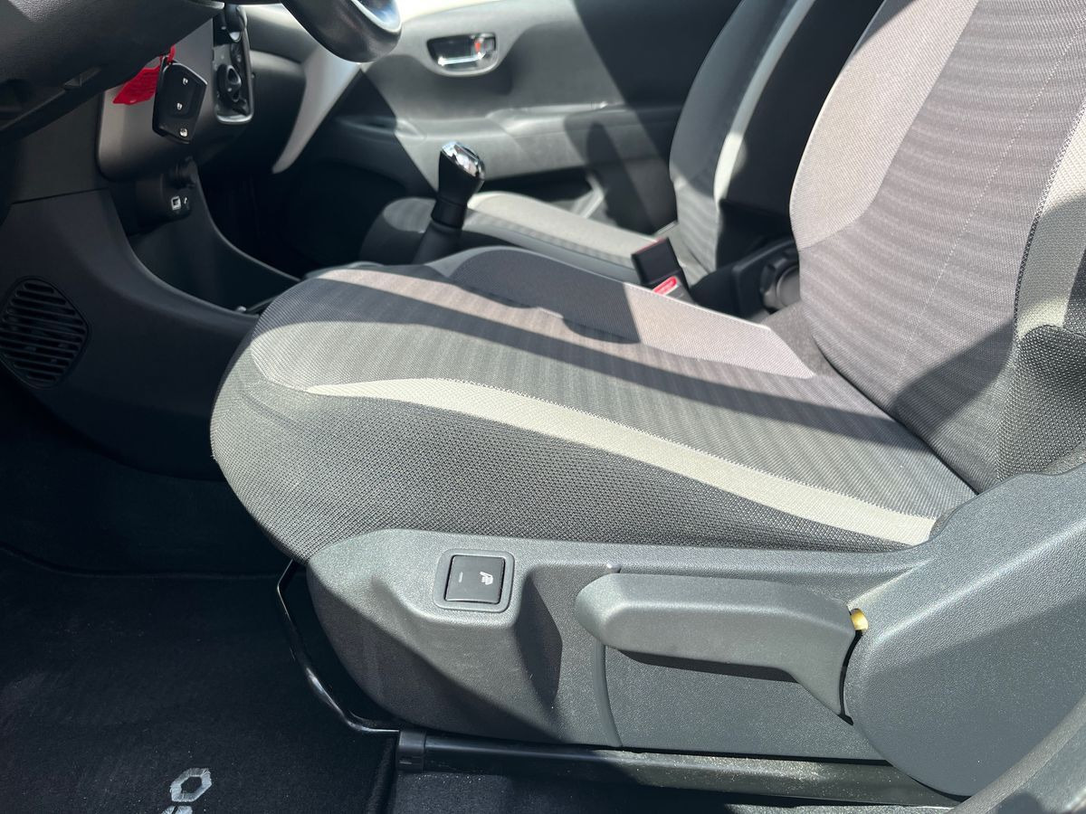 Hvid Toyota Aygo fra 2018 set indefra