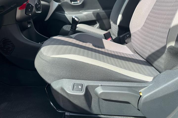 Hvid Toyota Aygo fra 2018 set indefra