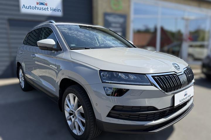 Grå Skoda Karoq fra 2018 set udefra