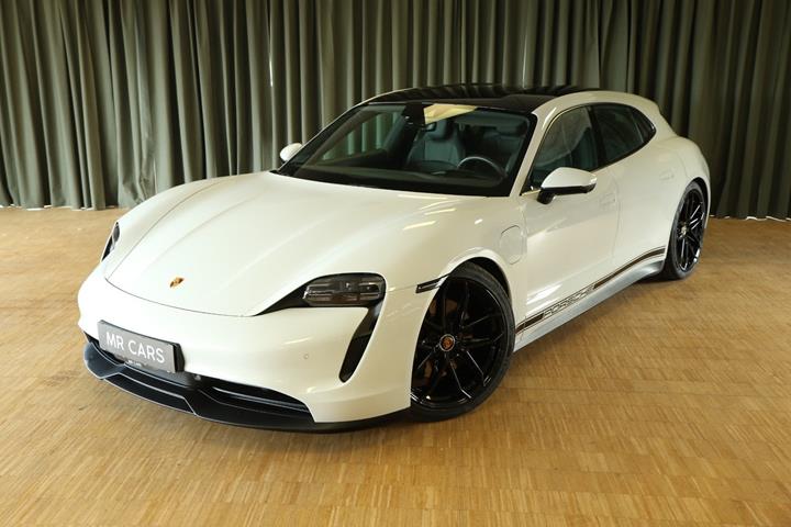 Grøn Porsche Taycan fra 2023 set udefra