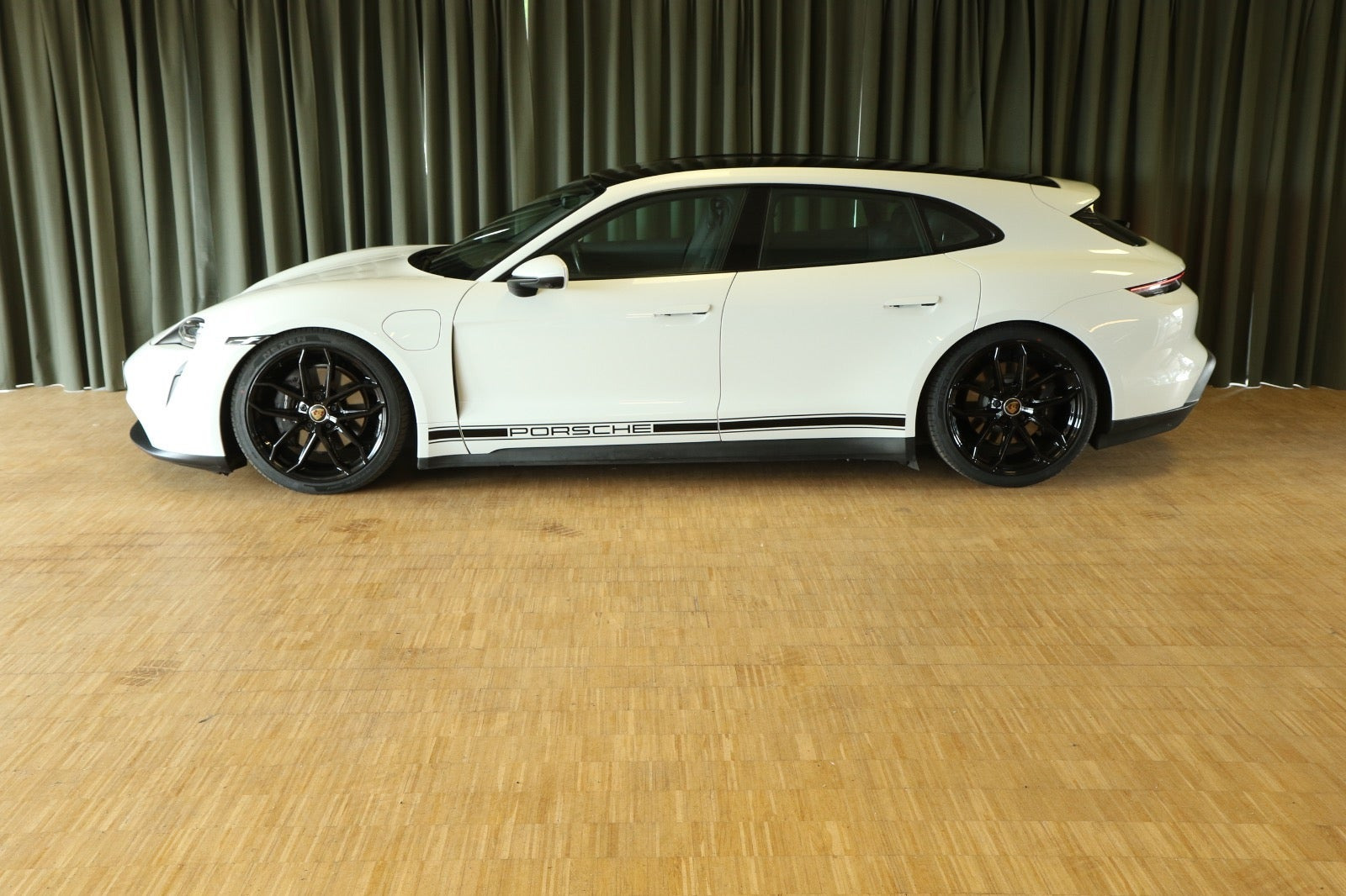 Grøn Porsche Taycan fra 2023