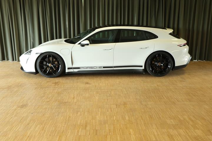 Grøn Porsche Taycan fra 2023