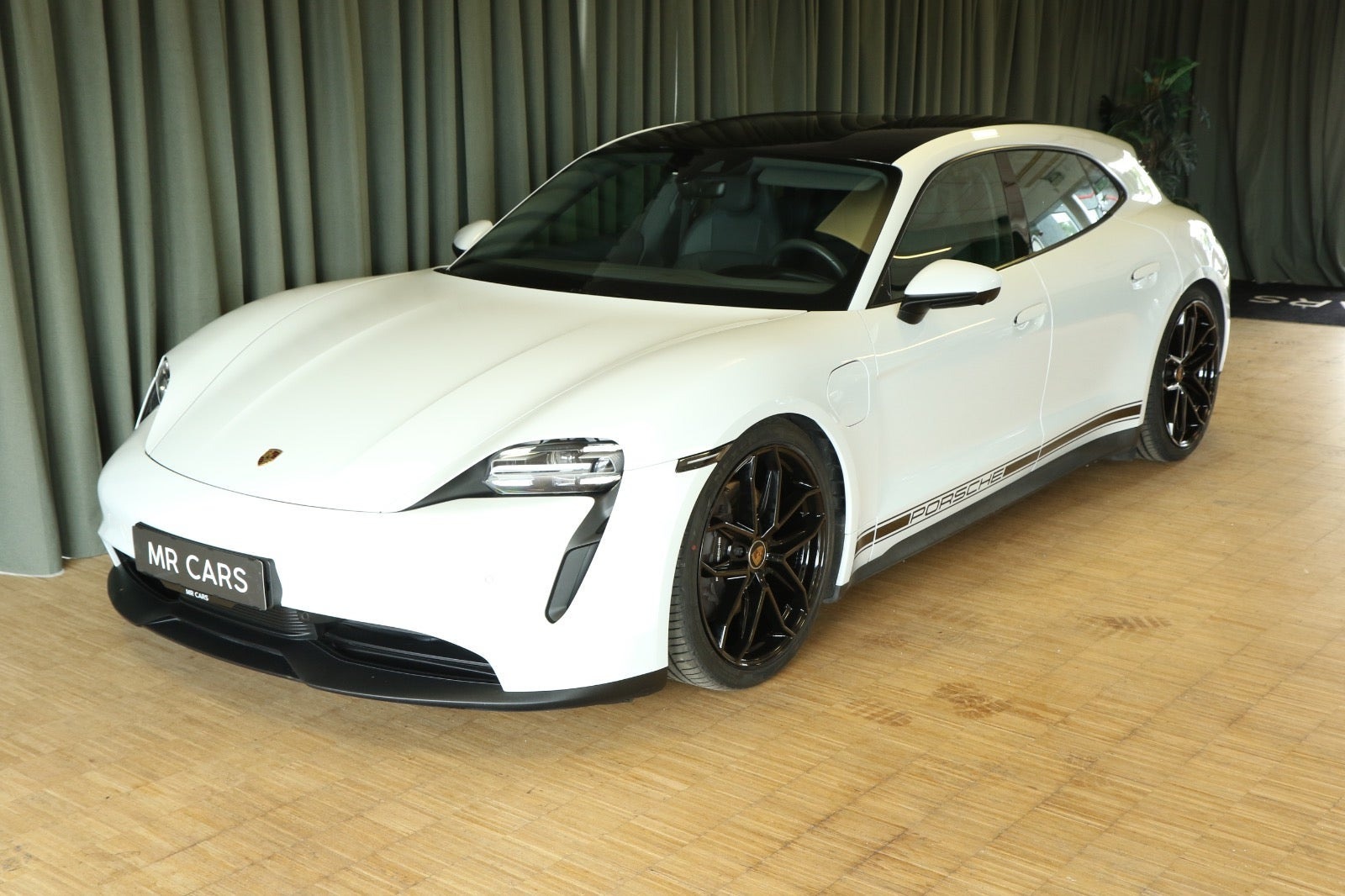 Grøn Porsche Taycan fra 2023