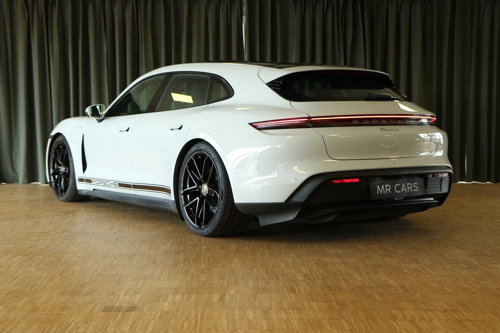 Grøn Porsche Taycan fra 2023