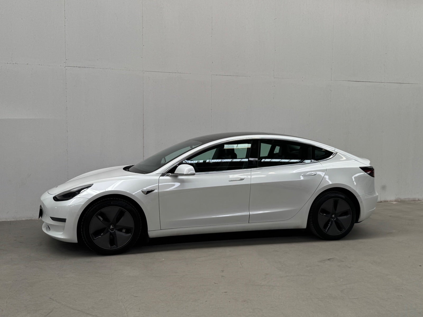 Hvid Tesla Model 3 fra 2020