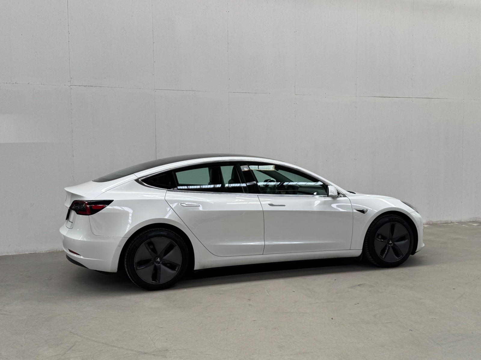 Hvid Tesla Model 3 fra 2020