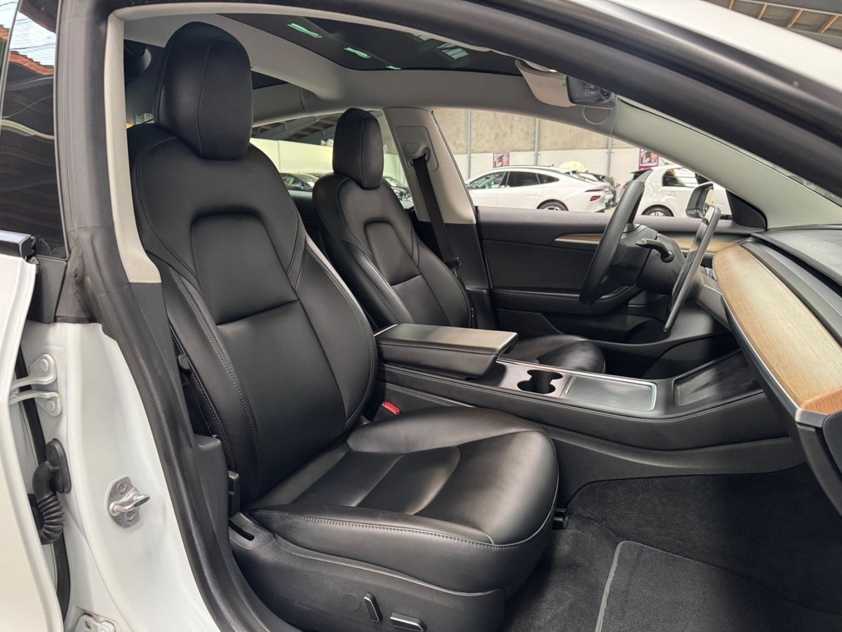 Hvid Tesla Model 3 fra 2020