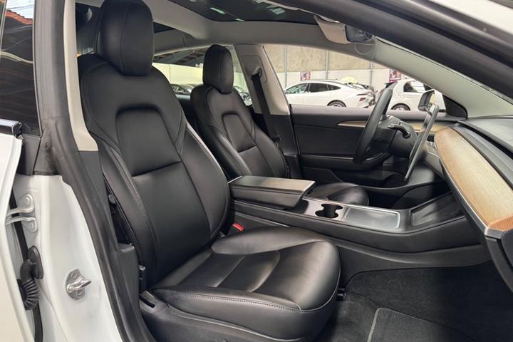 Hvid Tesla Model 3 fra 2020