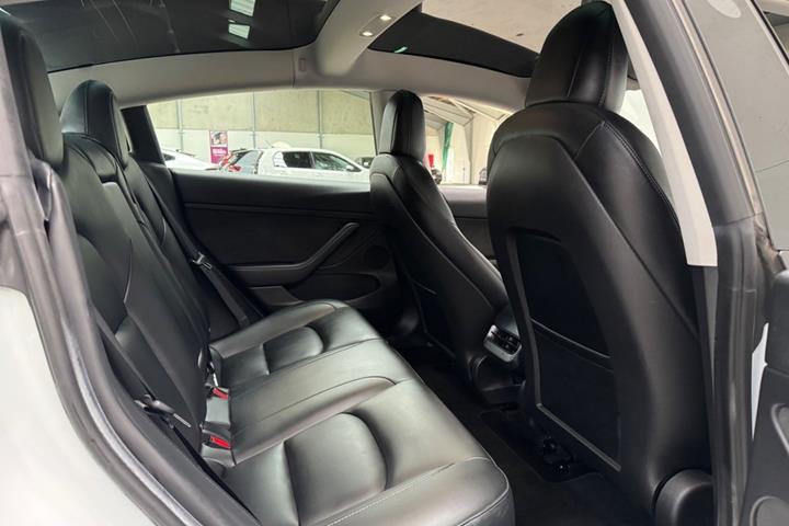 Hvid Tesla Model 3 fra 2020