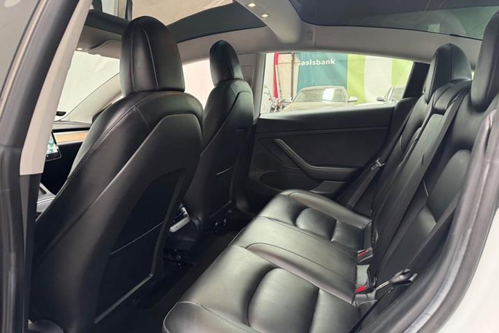Hvid Tesla Model 3 fra 2020
