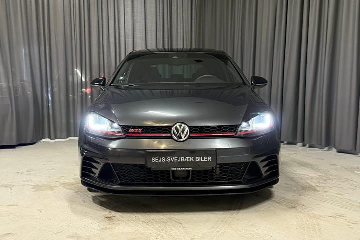 Grå VW Golf VII fra 2016