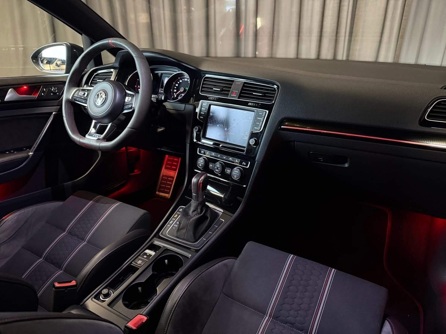 Grå VW Golf VII fra 2016