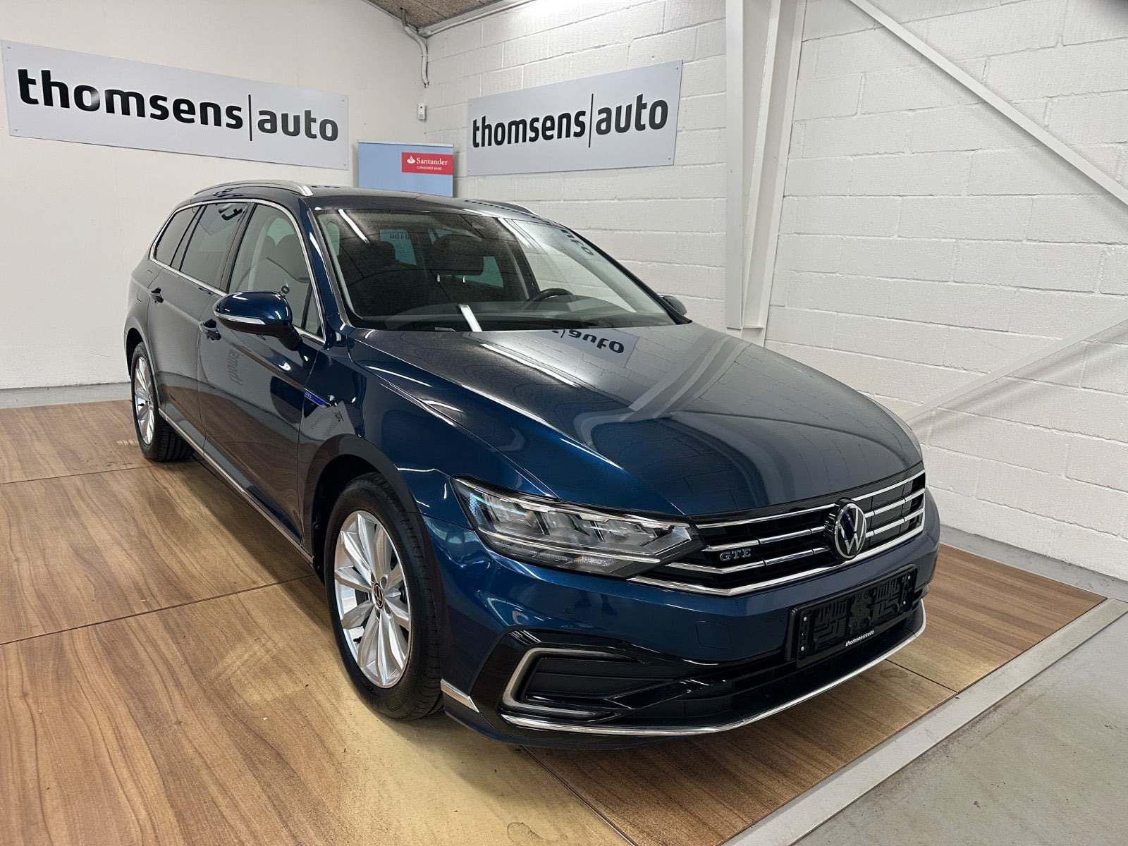 Blå VW Passat fra 2022