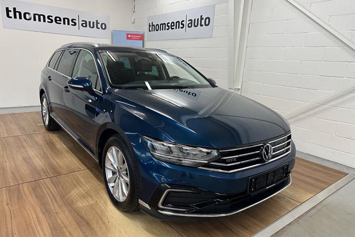 Blå VW Passat fra 2022