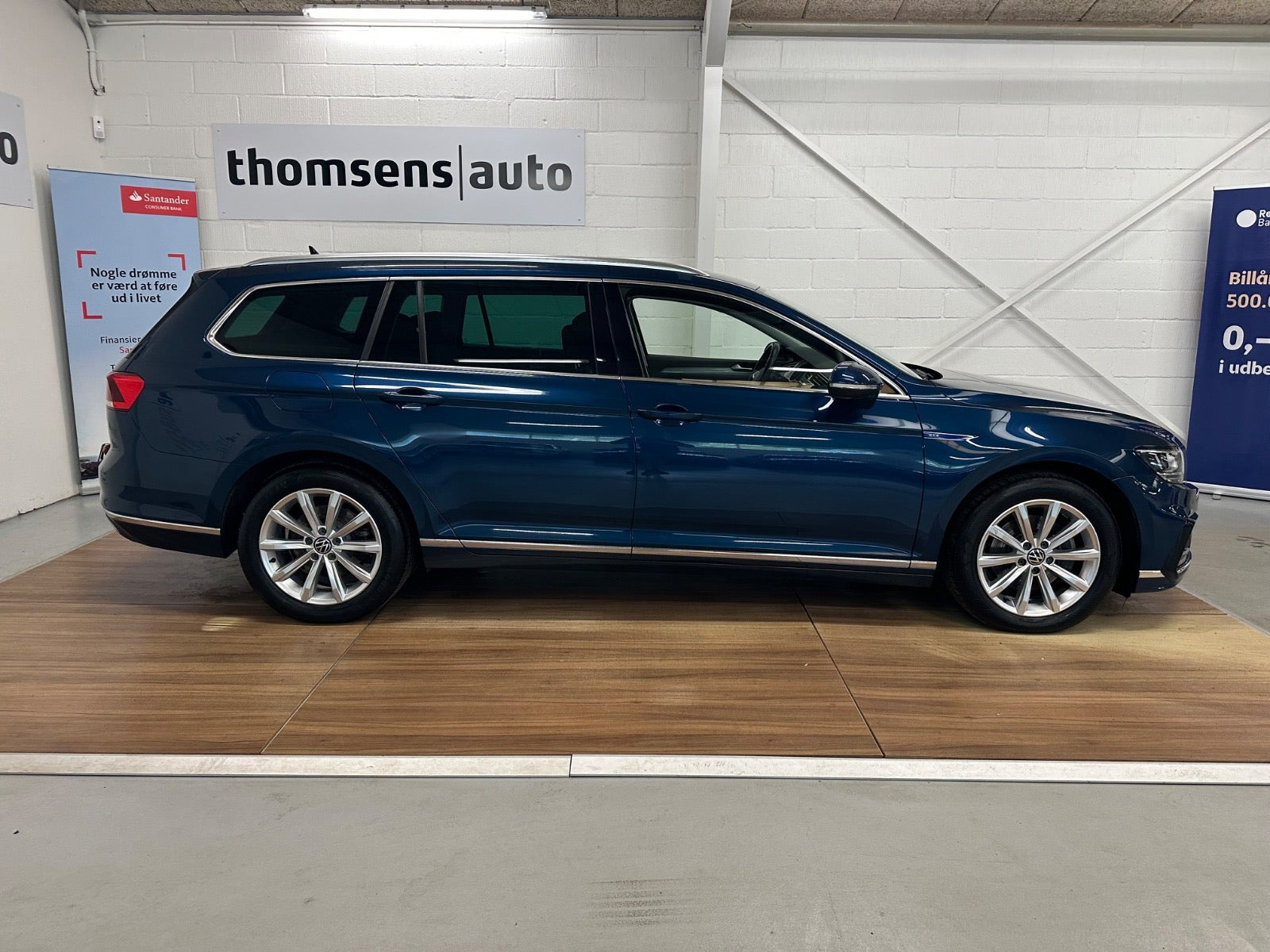 Blå VW Passat fra 2022