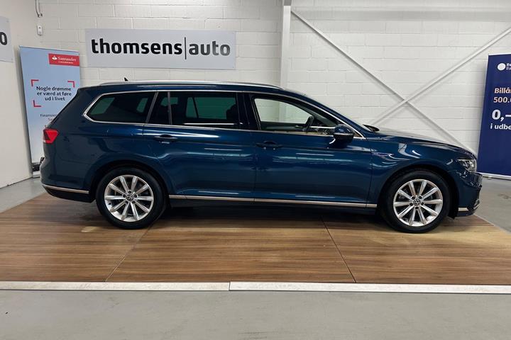 Blå VW Passat fra 2022