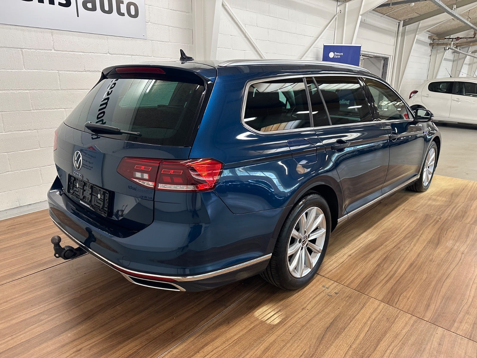 Blå VW Passat fra 2022