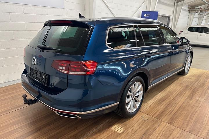 Blå VW Passat fra 2022