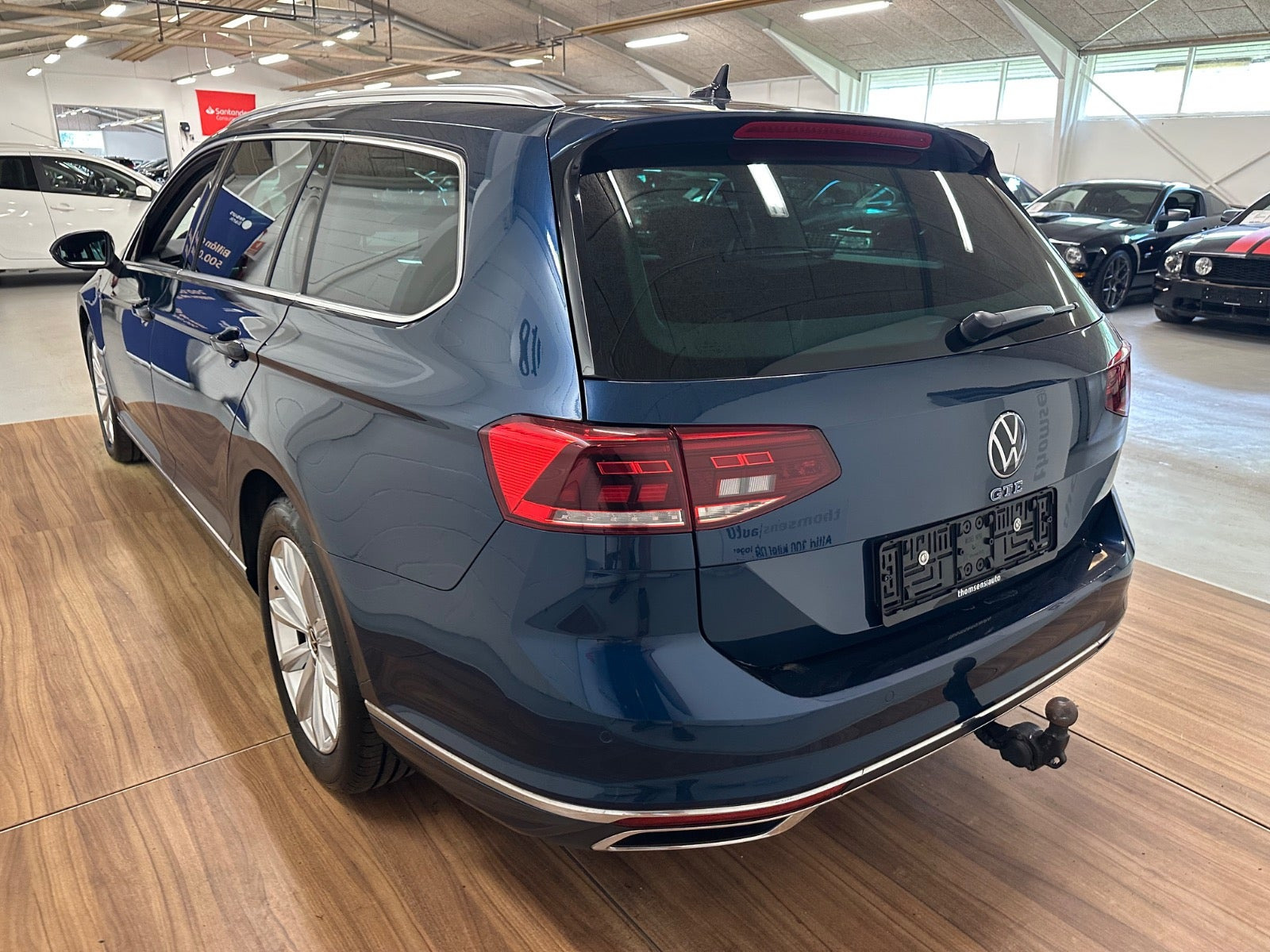 Blå VW Passat fra 2022
