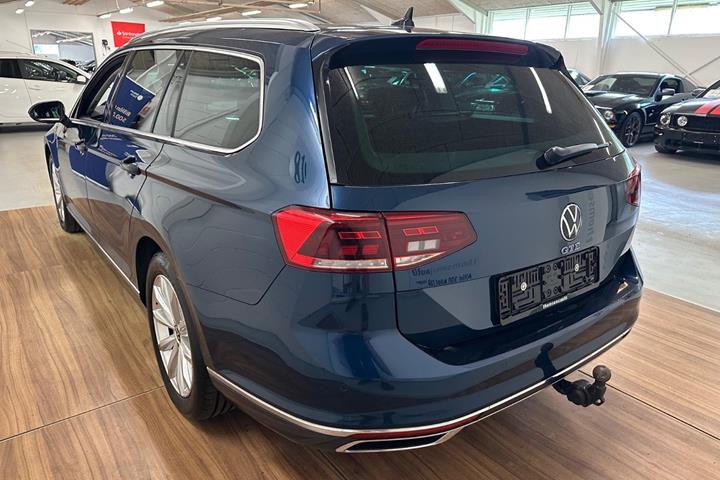 Blå VW Passat fra 2022