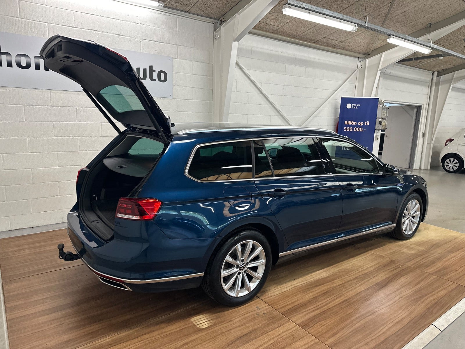 Blå VW Passat fra 2022