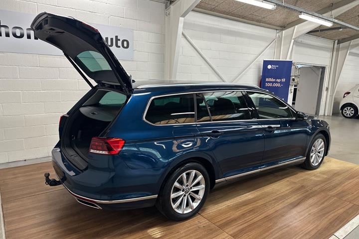 Blå VW Passat fra 2022