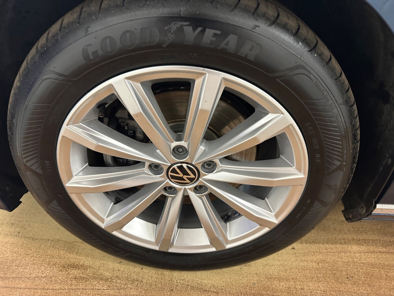 Blå VW Passat fra 2022