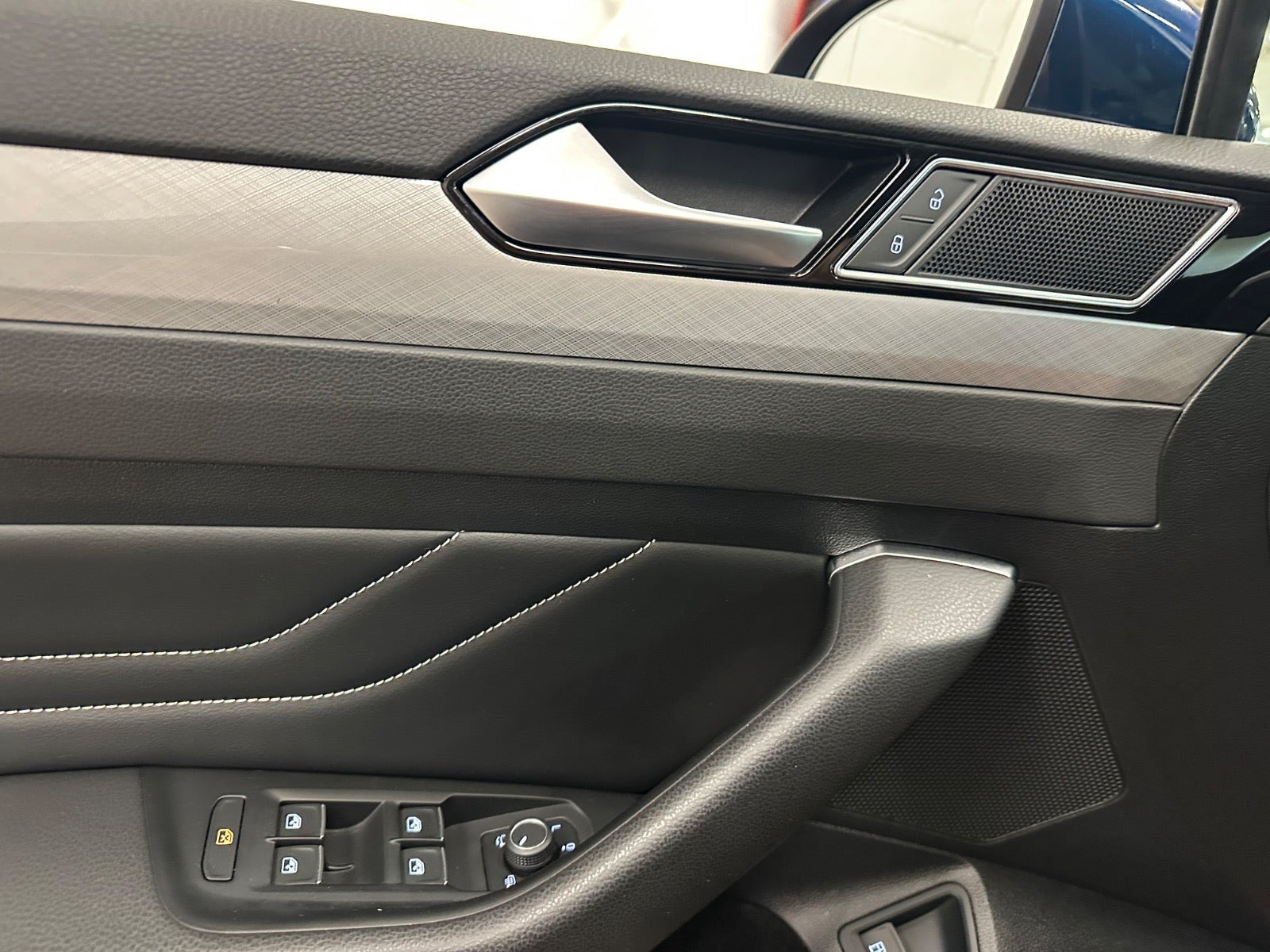 Blå VW Passat fra 2022