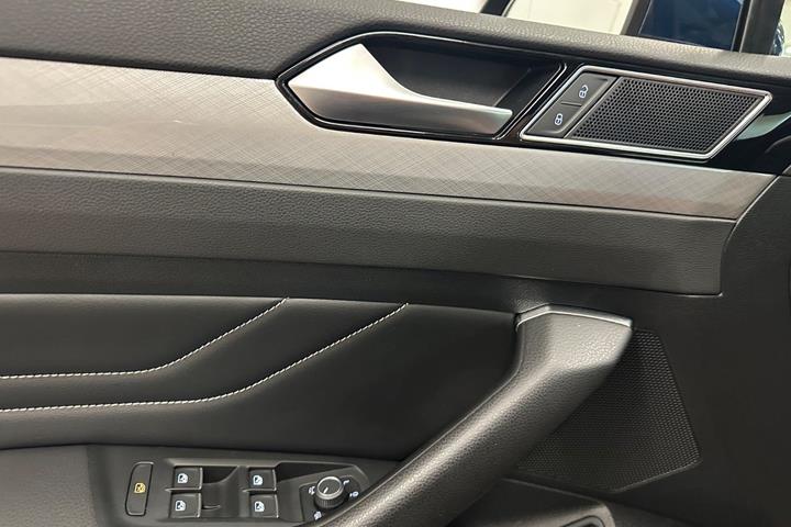Blå VW Passat fra 2022