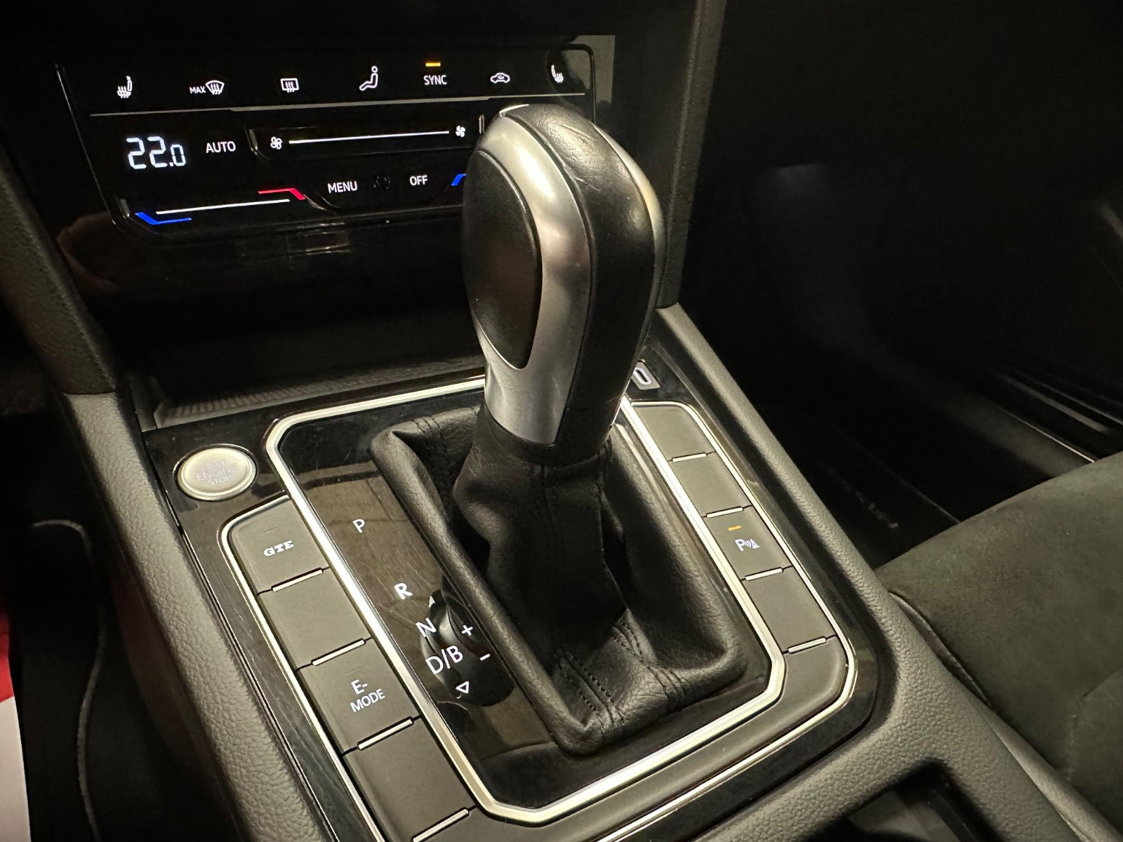 Blå VW Passat fra 2022