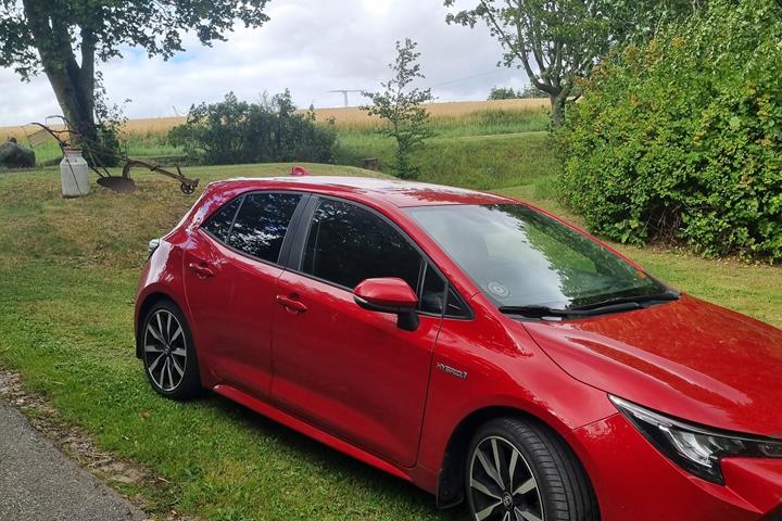 Rød Toyota Corolla fra 2021