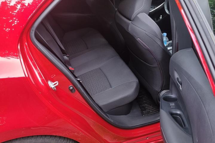 Rød Toyota Corolla fra 2021