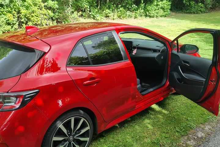 Rød Toyota Corolla fra 2021
