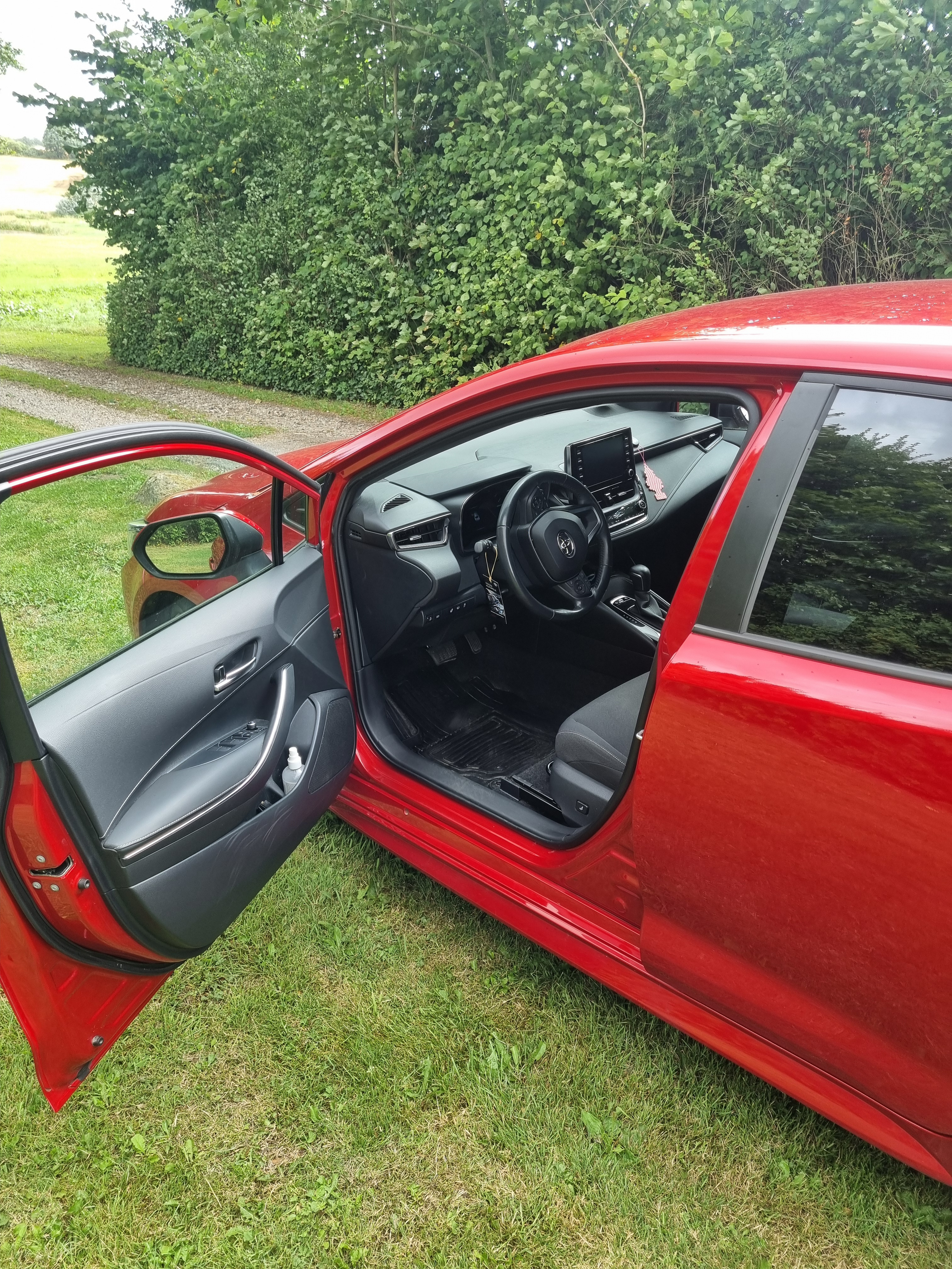 Rød Toyota Corolla fra 2021
