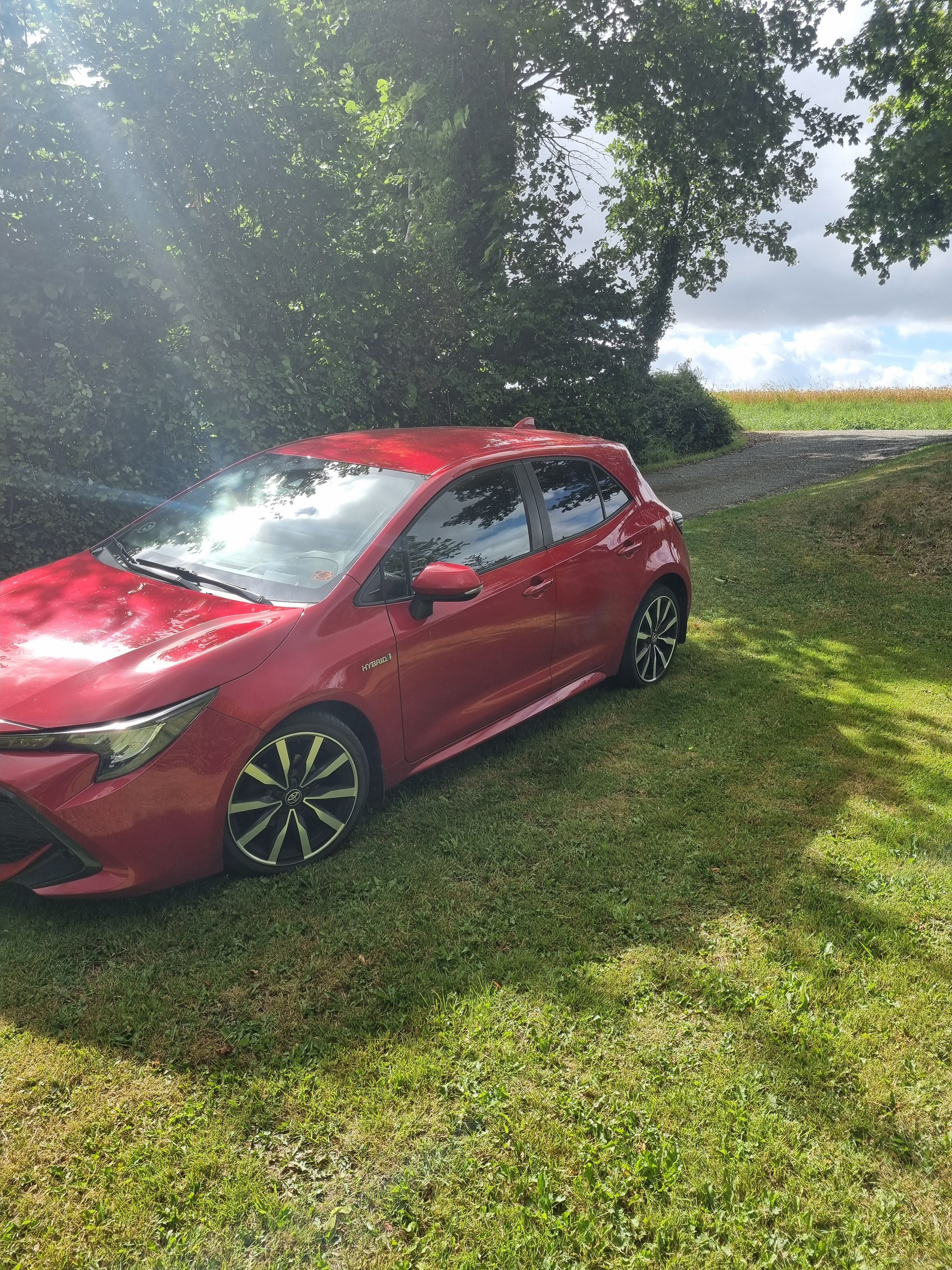 Rød Toyota Corolla fra 2021