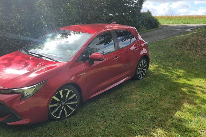 Rød Toyota Corolla fra 2021