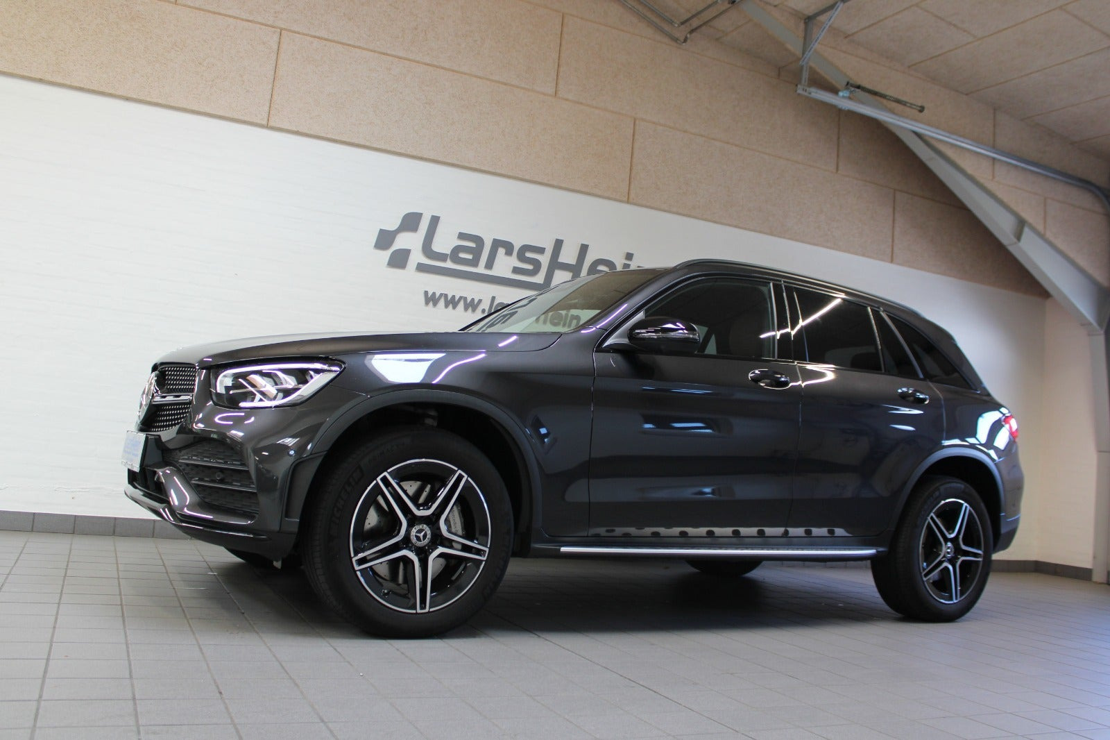Grå Mercedes GLC300 de fra 2022