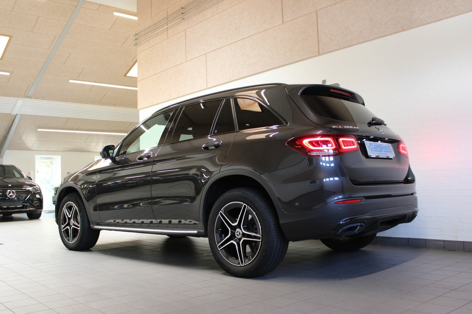 Grå Mercedes GLC300 de fra 2022