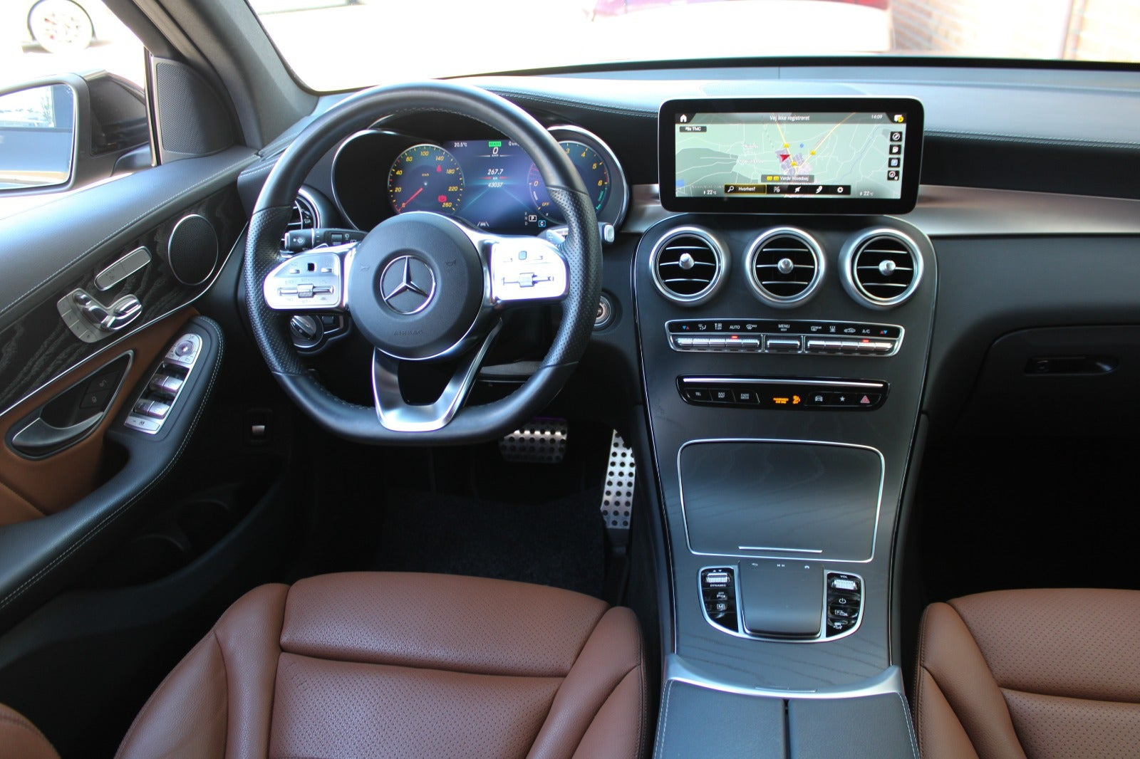 Grå Mercedes GLC300 de fra 2022